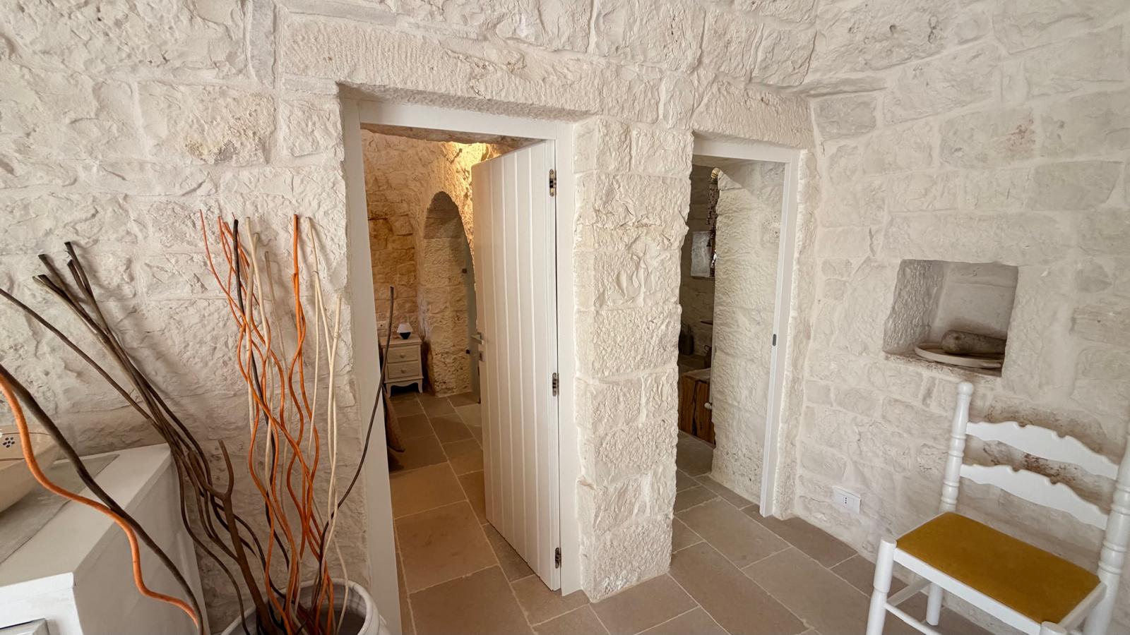 Trulli Comunicanti, Restaurati con Antico Camino, Ulivi Secolari.